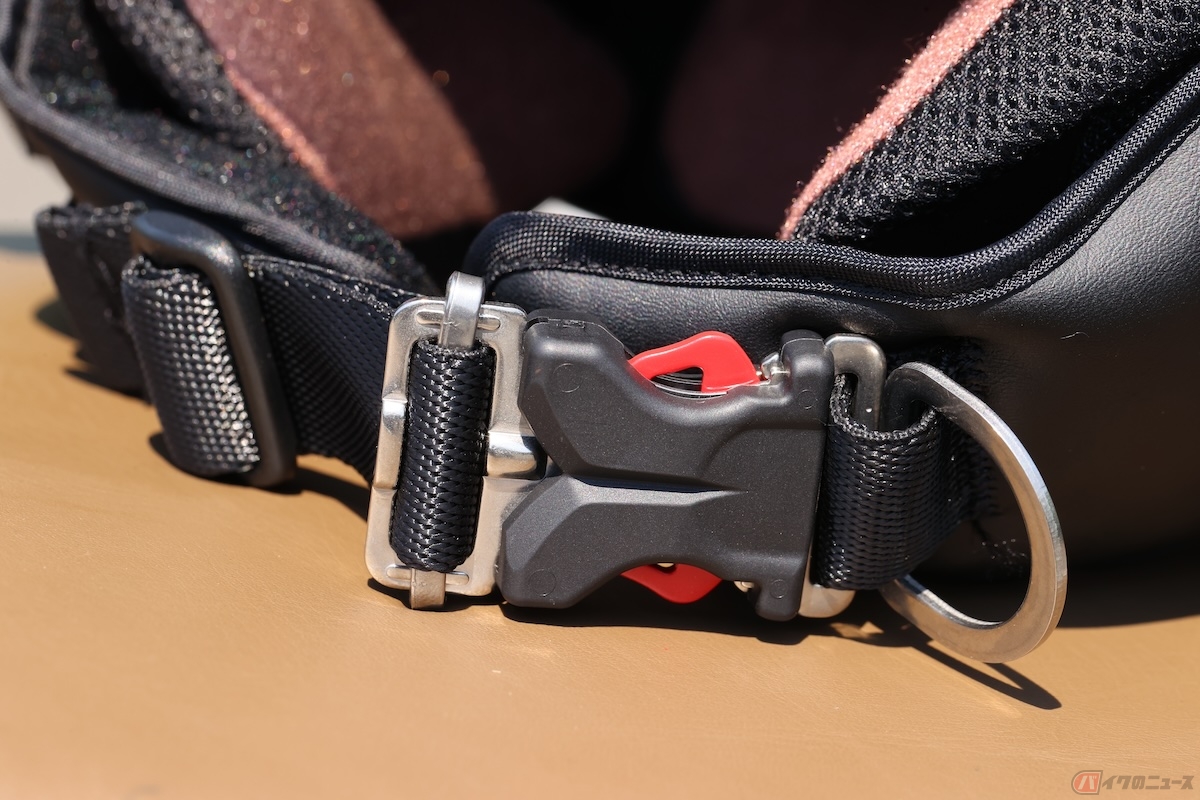 ヘルメットがSGマークの認証を受ける際に必要な評価項目としては、「あごひも」や「金具」など多岐にわたる項目がある