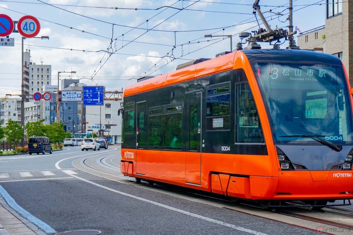松山市の中心部は鉄道やバスなども充実していて、それらの公共交通機関を利用する人も多い