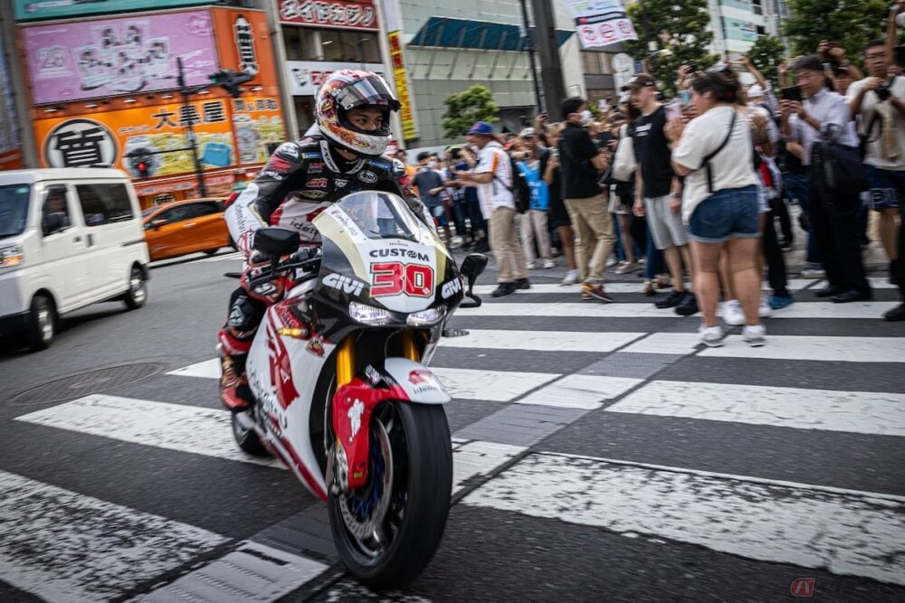 「公道を走るGPマシン」として知られる「RC213V-S」に乗って颯爽と登場した現役MotoGPライダー中上貴晶選手