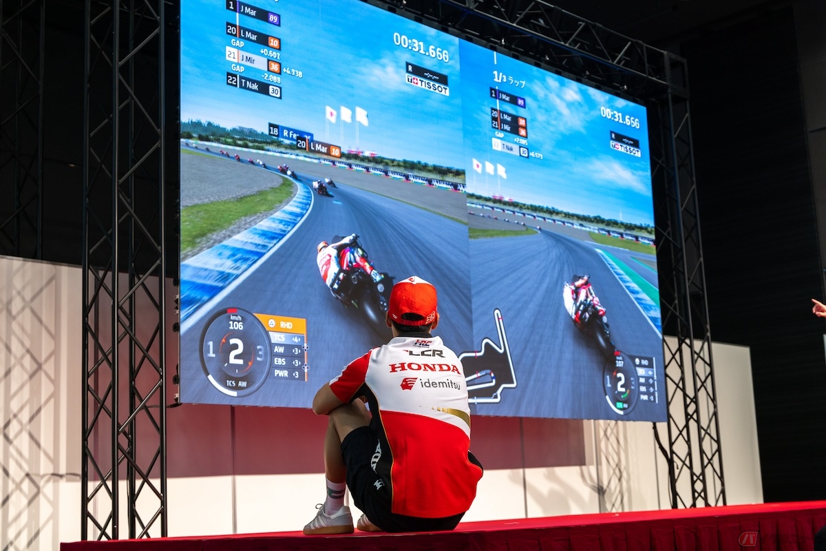 「MotoGP24」のゲーム画面を見つめる中上貴晶選手