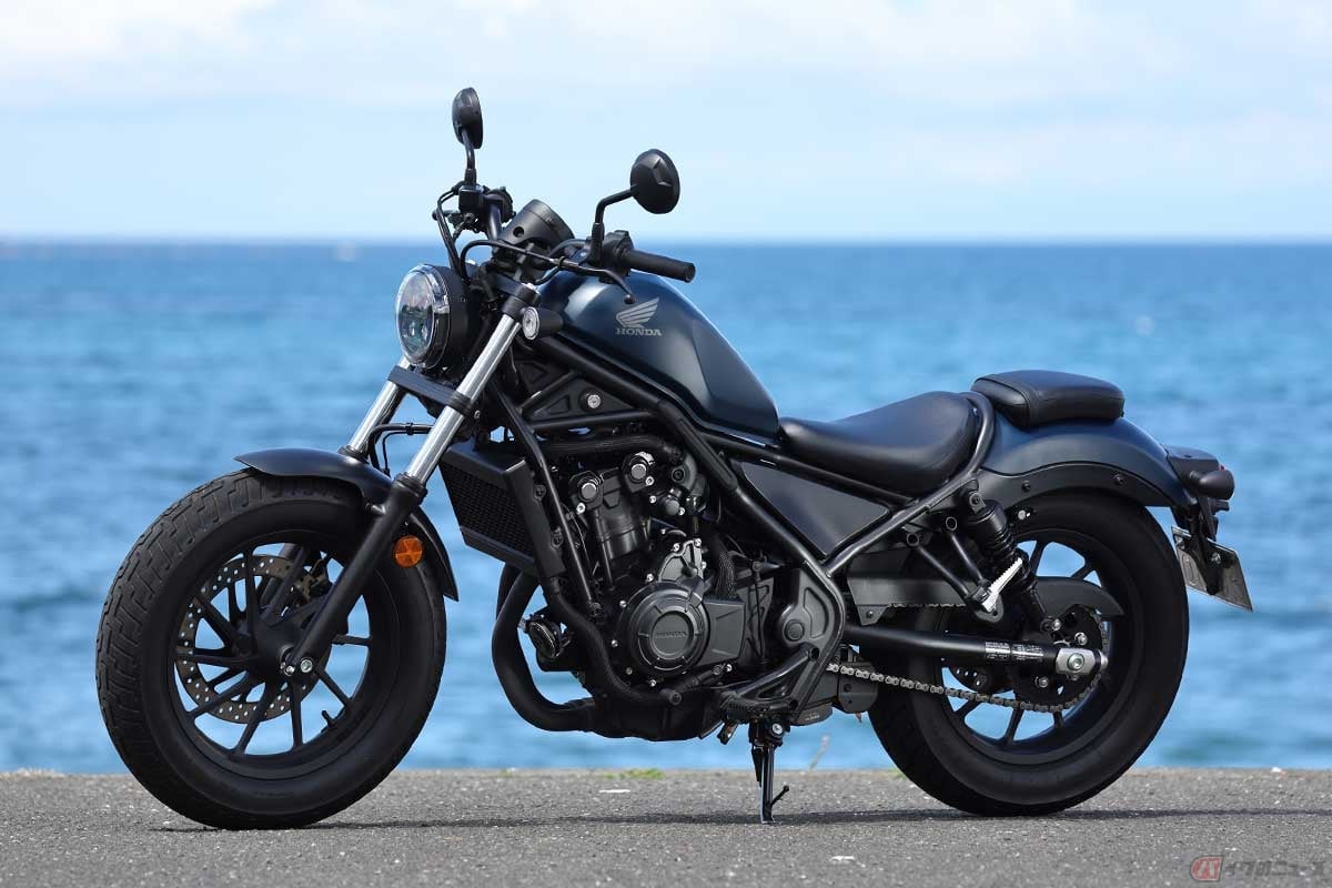排気量471ccの直列2気筒エンジンを搭載するホンダ「Rebel 500」。燃料タンク容量は11L(レギュラーガソリン)