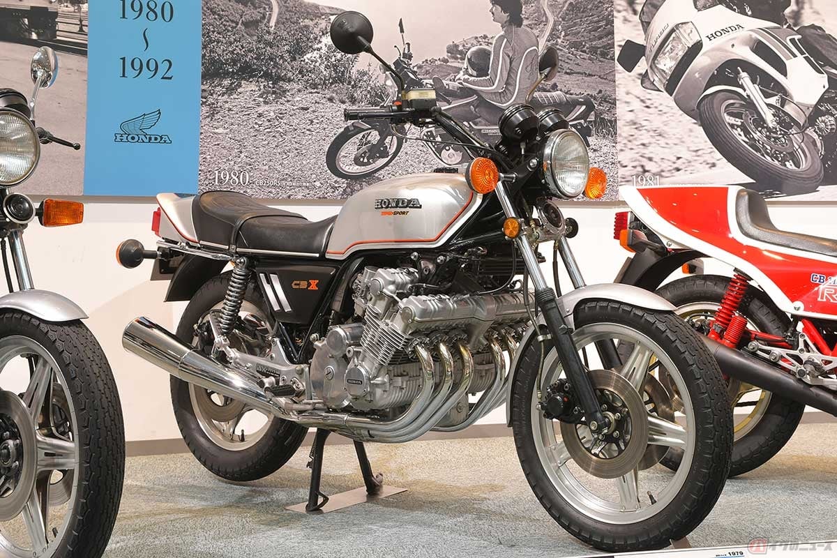 ホンダ「CBX」(1979年型)は、空冷4ストローク並列6気筒DOHC4バルブエンジンを搭載する世界初の量産市販車