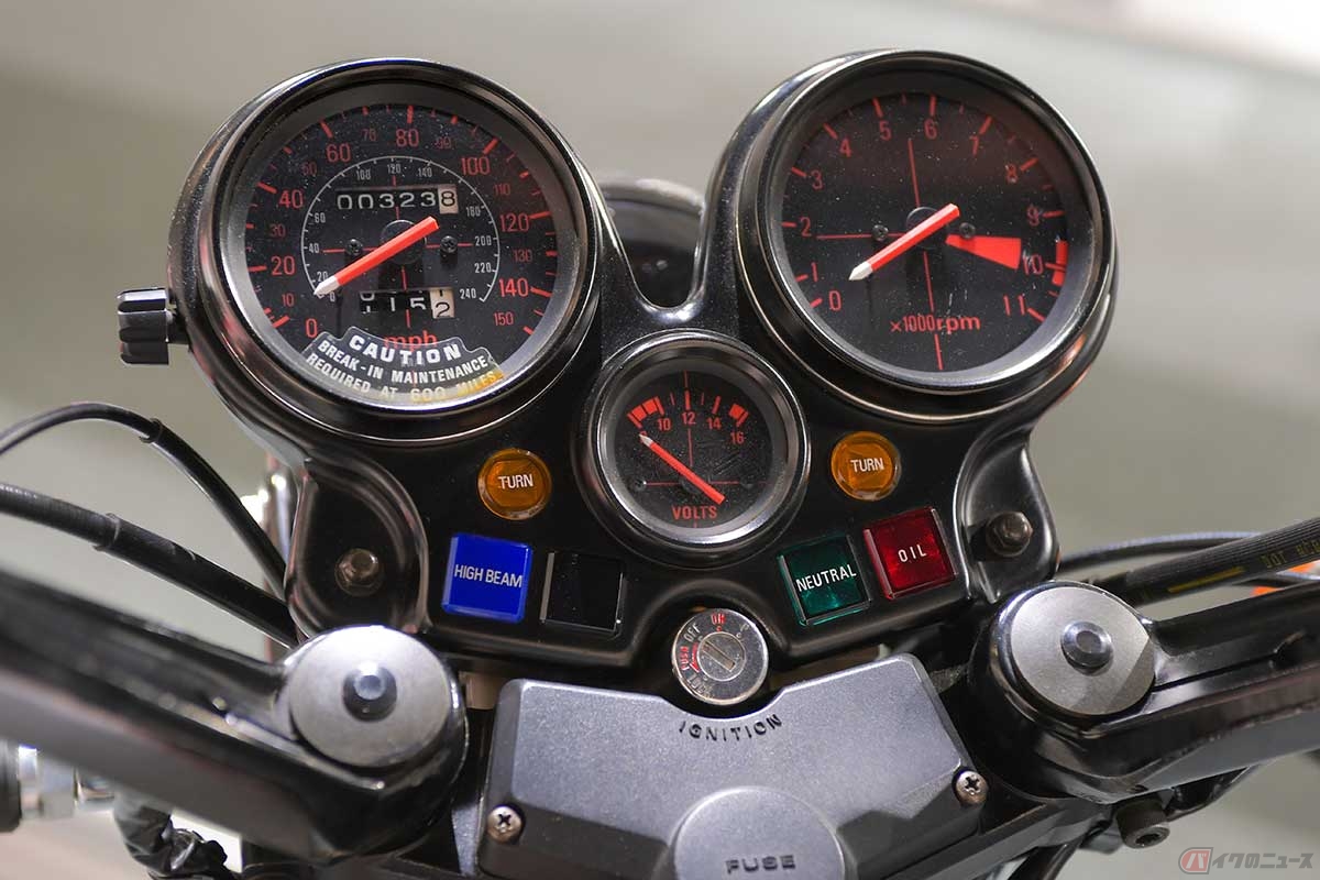 ジェット機スタイルと呼ばれたスピードメーターは240km/hまで刻まれている。タコメーターは9500rpmからレッドゾーン