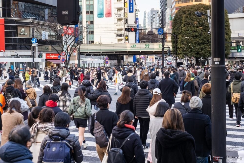 顔が写っていない場合、あるいは大勢の群衆の中に映り込んでいるなどの場合には「客観的に見て個人の判別がつかず、特定できない」ため、肖像権の侵害に当たらない可能性が高くなる