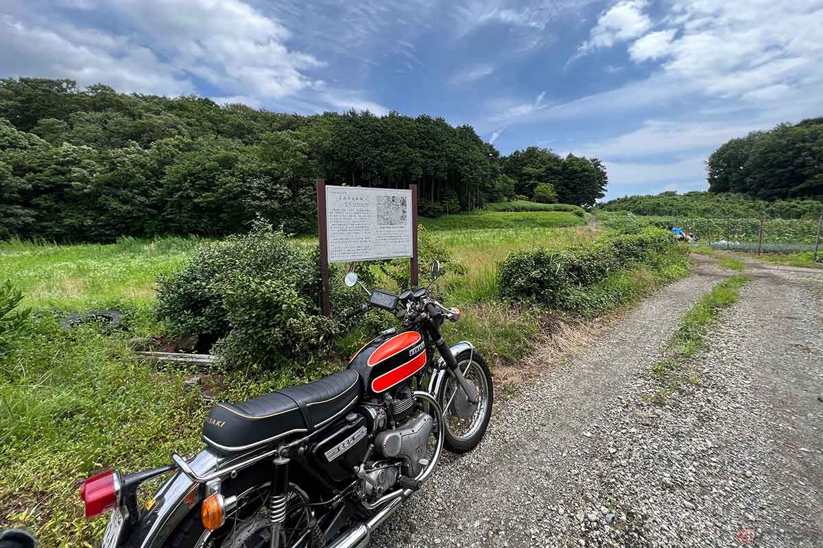 「七沢城址」からバイクで6分ほどのところにある「実蒔原古戦場」の跡地。周囲には田畑と民家しかないが、かつてここで激戦が繰り広げられた