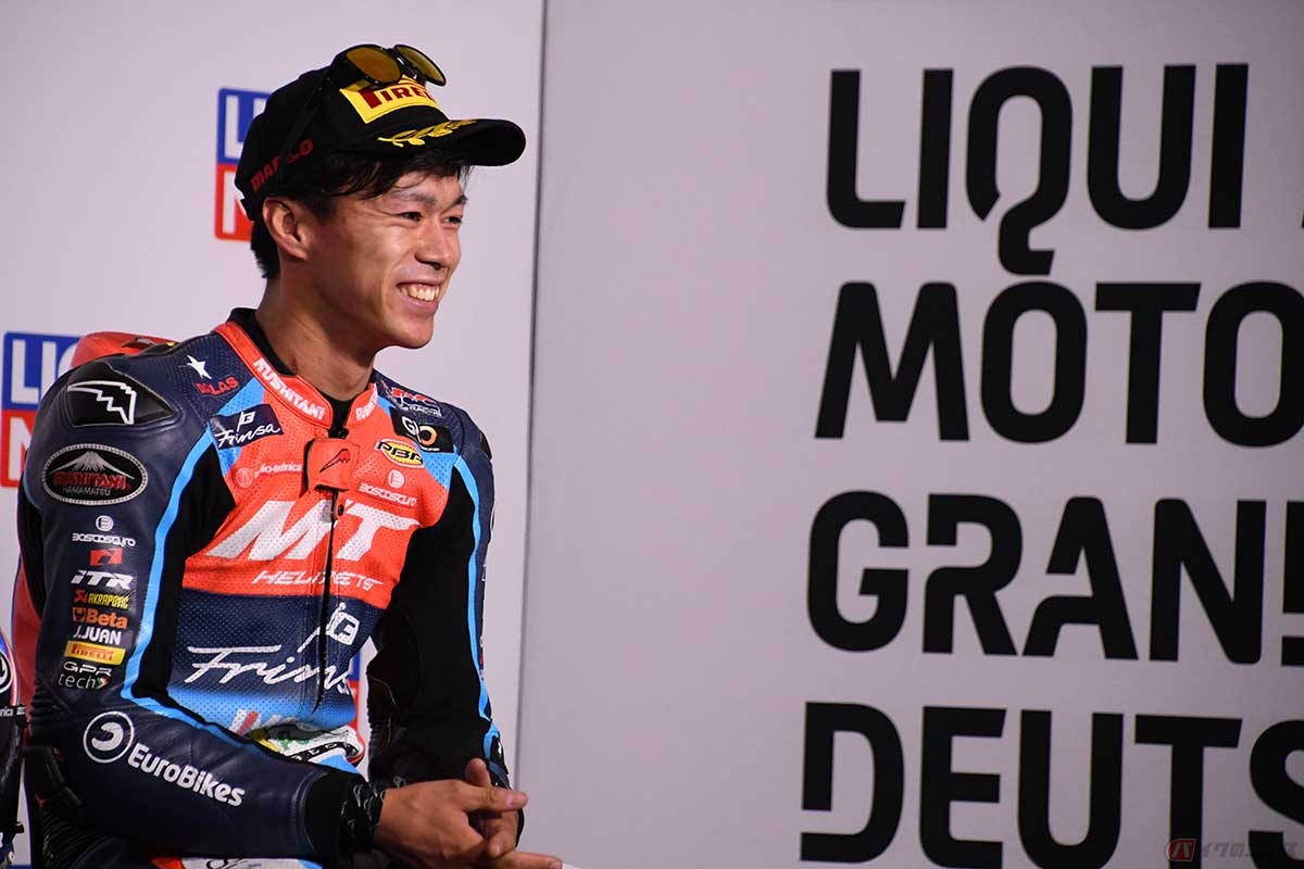 2024年シーズンの第9戦ドイツGPの会見で笑顔を見せる小椋選手。ドイツGPを終え、チャンピオンシップでトップと7ポイント差のランキング2番手につけている