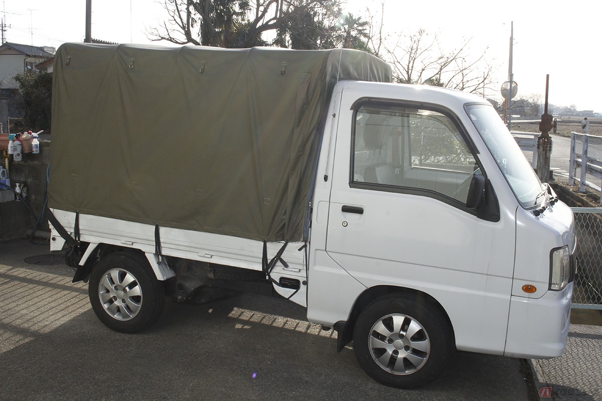 これまで様々な修理をしてきた水没車の軽トラサンバー。型式TT2＝4WD車でしたが、今回はTT1＝リヤ駆動の2駆車をチョイスしました。サンバーに限らず軽トラは、4WDが圧倒的に人気のようですが、ぼくの使い方では2駆車で十分だと判断しました