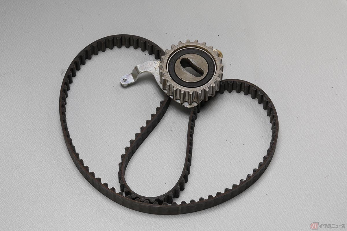 この部品が命綱でもあり、肝心要の部品でもあるタイミングベルトとベルトテンショナーになります。まだ大丈夫!? 使えそうな気はしますが、メーカー指示で10万キロ毎に交換指定されている消耗部品になります