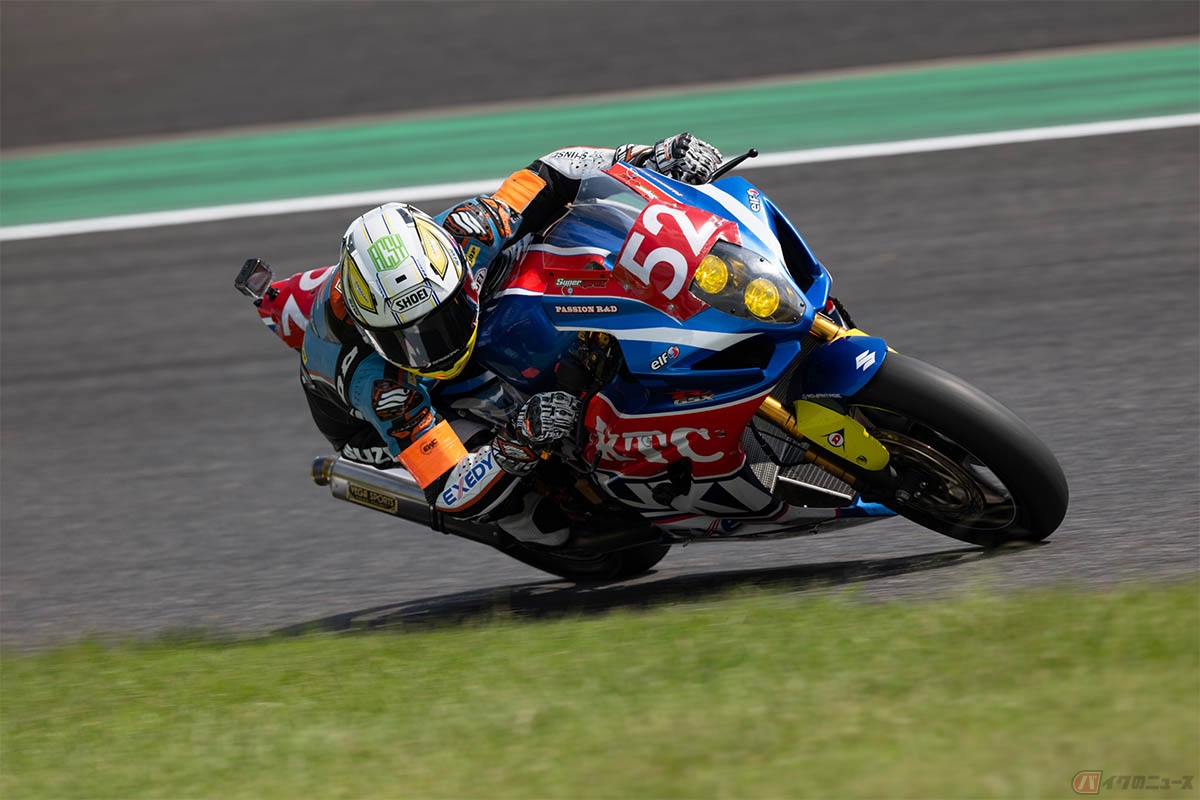 FIM世界耐久ロードレース選手権 第3戦 鈴鹿8耐で鈴鹿サーキットを走るレーシングライダーの石塚健選手