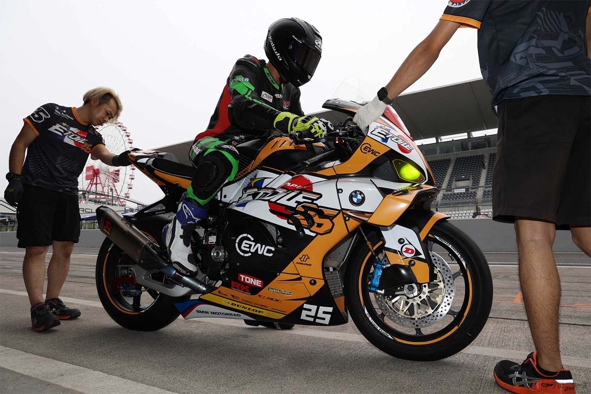 EWC第3戦 鈴鹿8耐の公式テストで鈴鹿サーキットを走る大久保光選手