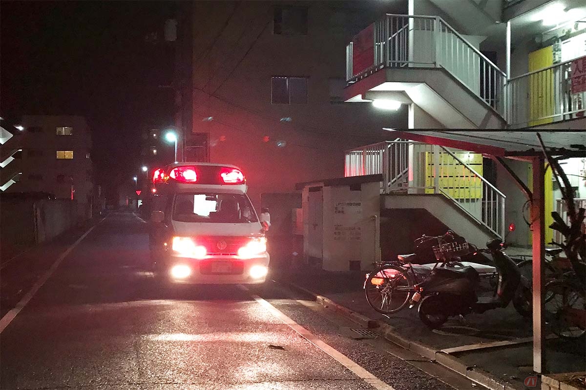 交通事故の当事者になった場合は無断で立ち去ることなく、必ず警察に連絡をし、必要に応じて負傷者の救護をするようにする