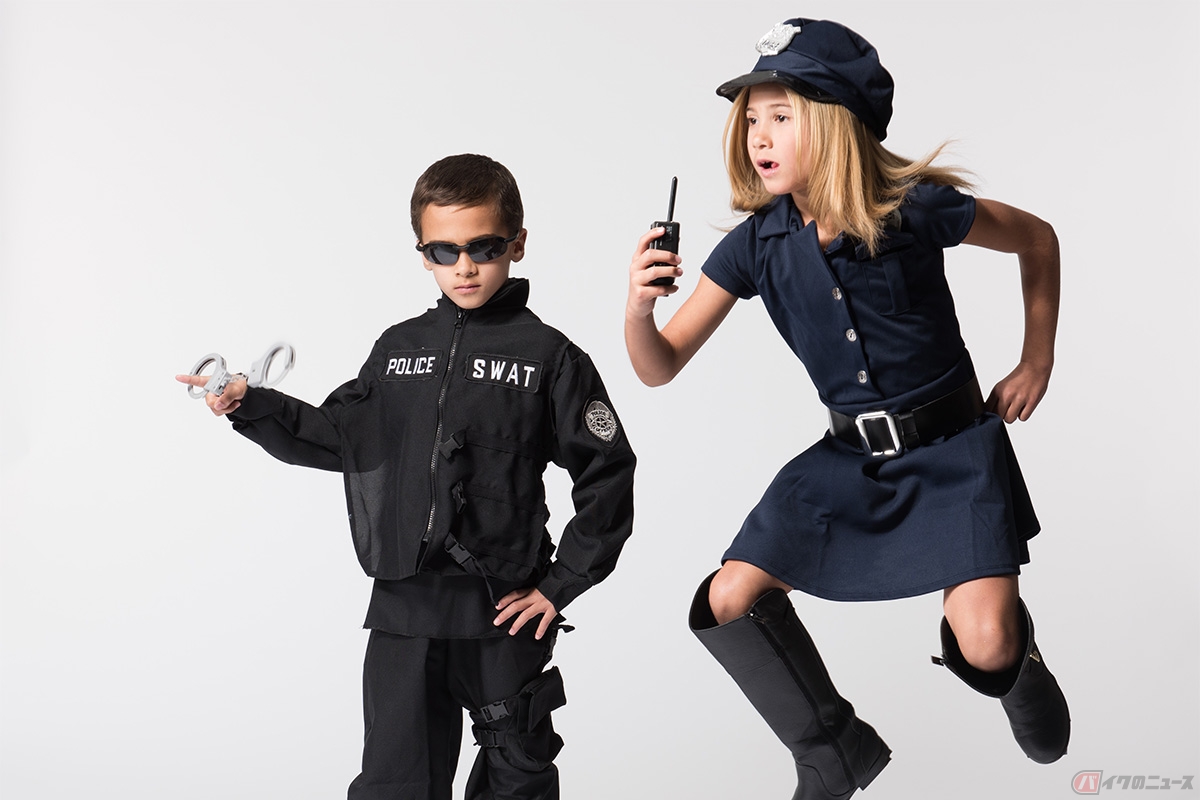 外国の警察や架空のポリス服など、日本の警察とは明らかに異なるデザインであれば処罰の対象にはならない
