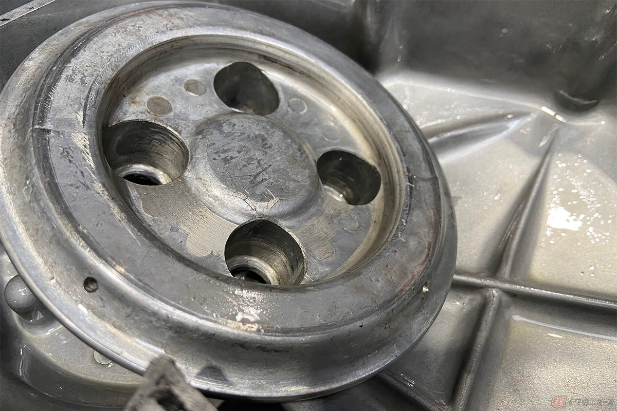 CB125用のプレッシャープレート側面にクラッチカバー内面と接触し擦れた跡