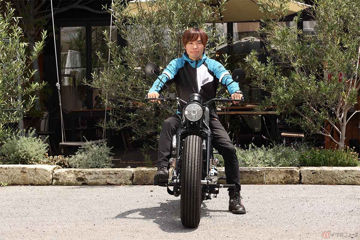 THUNDER MOTORCYCLES「HardTail Thunder250」の足つき(身長165cm)