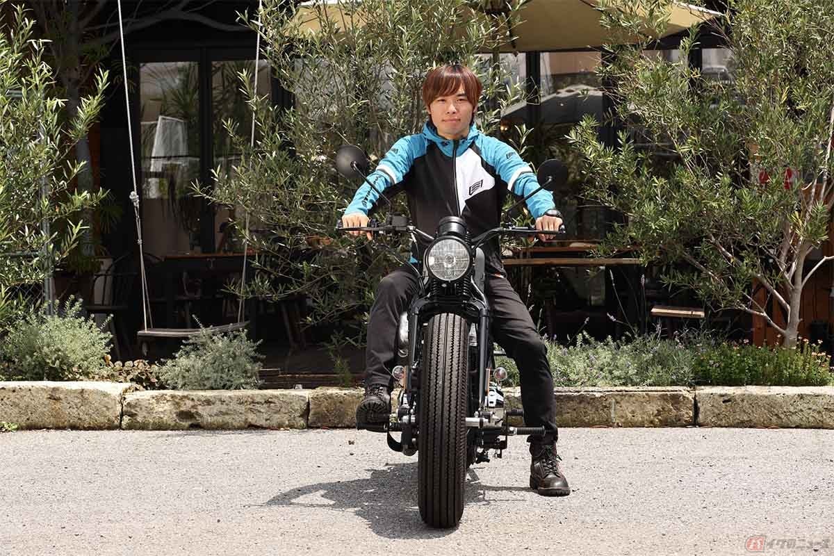 THUNDER MOTORCYCLES「HardTail Thunder250」の足つき(身長165cm)