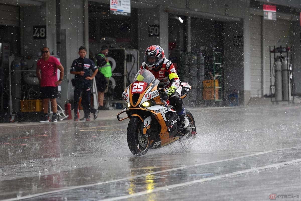 大雨の中、鈴鹿サーキットを走る大久保光選手