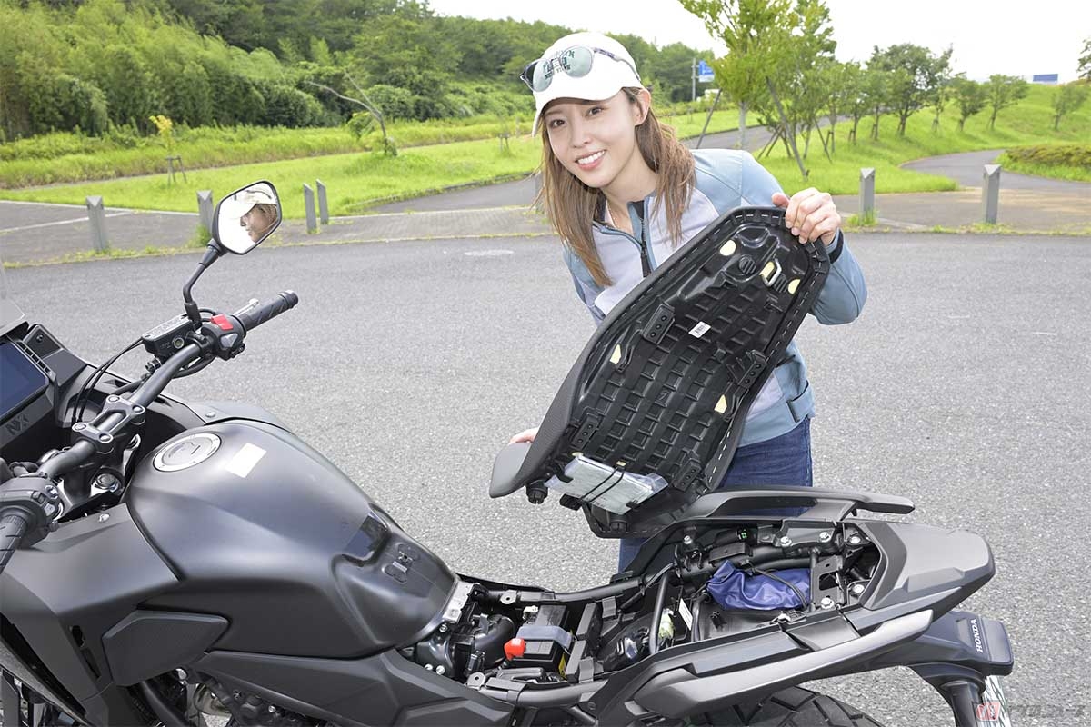 ホンダ「NX400」で吉野七宝実さんが特に気に入ったのはバッテリーへのアクセスがしやすい点