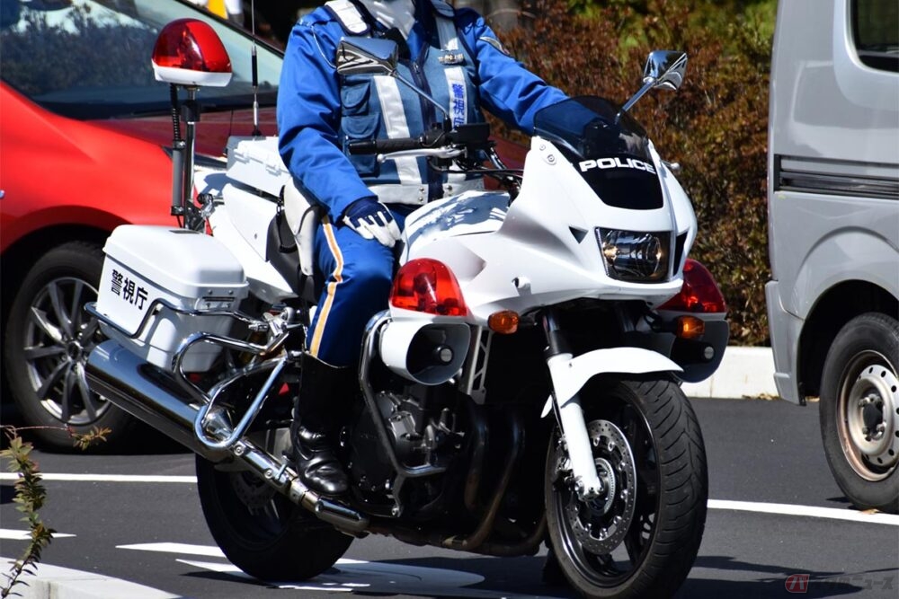 レア　警視庁型　白バイ　ホルスター　回転式　コスプレ まれに見かける「白バイコスプレおじさん」……これって違反にならないの