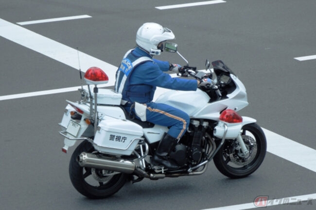 まれに見かける「白バイコスプレおじさん」……これって違反にならないの