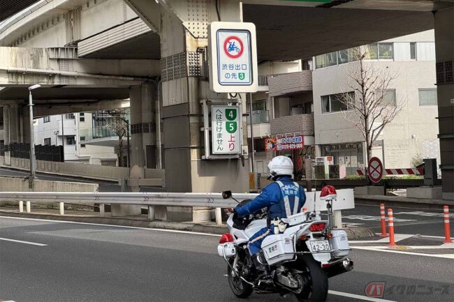 まれに見かける「白バイコスプレおじさん」……これって違反にならないの