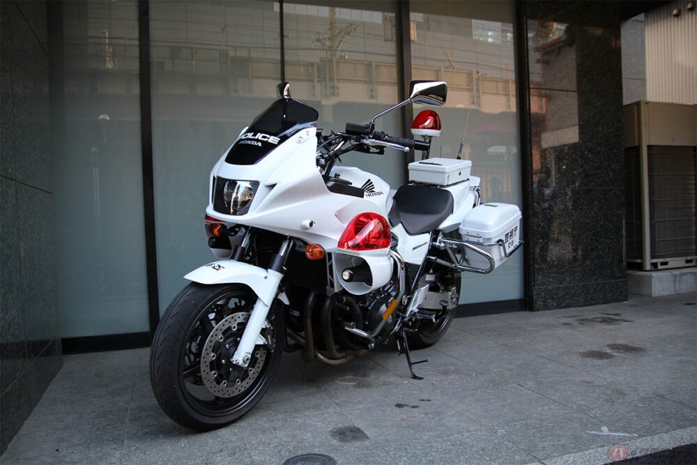 レア　警視庁型　白バイ　ホルスター　回転式　コスプレ まれに見かける「白バイコスプレおじさん」……これって違反にならないの