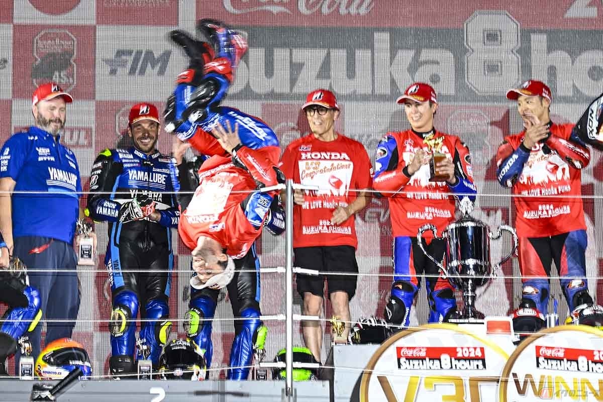 前回大会に続き優勝したTeam HRC with Japan Post。表彰式では現役MotoGPライダーのザルコ選手がバク宙を披露