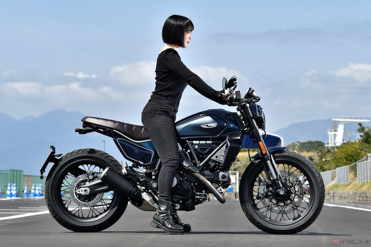 シート高795 mm(アクセサリーのローシート780 mm/ハイシート810 mm)、タンクやシートが小ぶりに作られているおかげで足つきは良い(身長155cm)