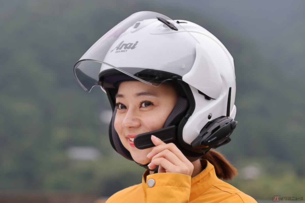 ヘルメットのサイドに付いている発信機のようなものがインカム