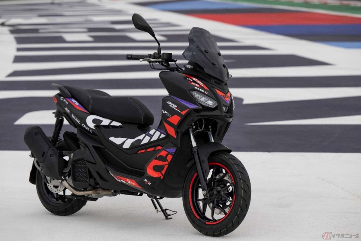 アプリリアのアーバンアドベンチャースクーター「SR GT 200」の特別仕様車「SR GT 200レプリカ」とMotoGPライダー、アレイシ・エスパルガロ選手(左)とマーベリック・ビニャーレス選手(右)