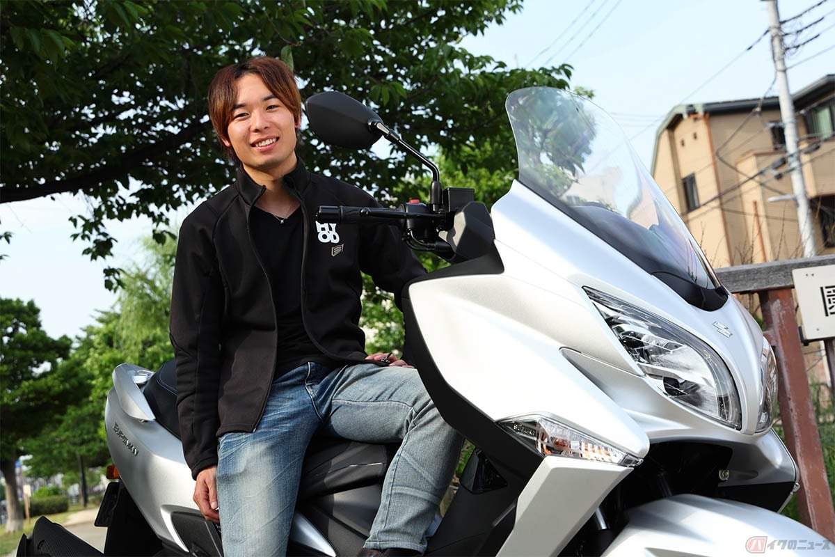 スズキ「バーグマン400 ABS」とレーシングライダーの石塚健選手