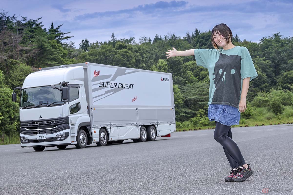 三菱ふそう「スーパーグレート」と筆者(先川知香)