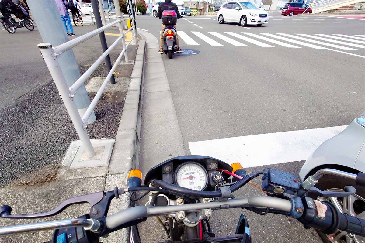右折や左折をするために交差点内に進入してから信号が赤になっても、そのまま進めば違反の対象になることはない