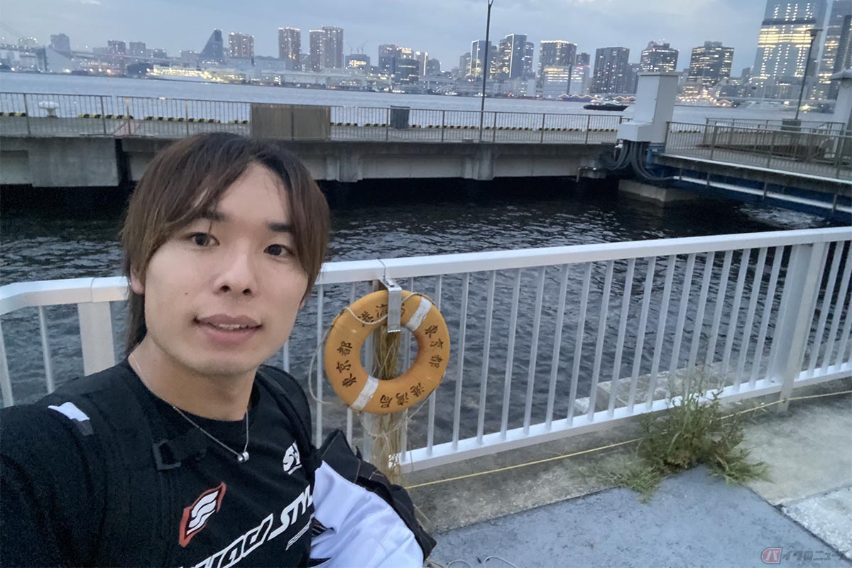 ツーリングで訪れた「晴海ふ頭公園」を楽しむレーシングライダーの石塚健選手