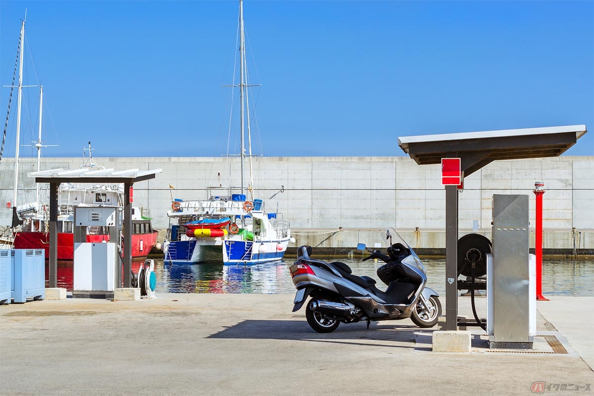 一部のセルフスタンドでは給油機の隣にエアータンクが設置してあり、バイクやクルマの空気圧チェックのために自由に使用することができる