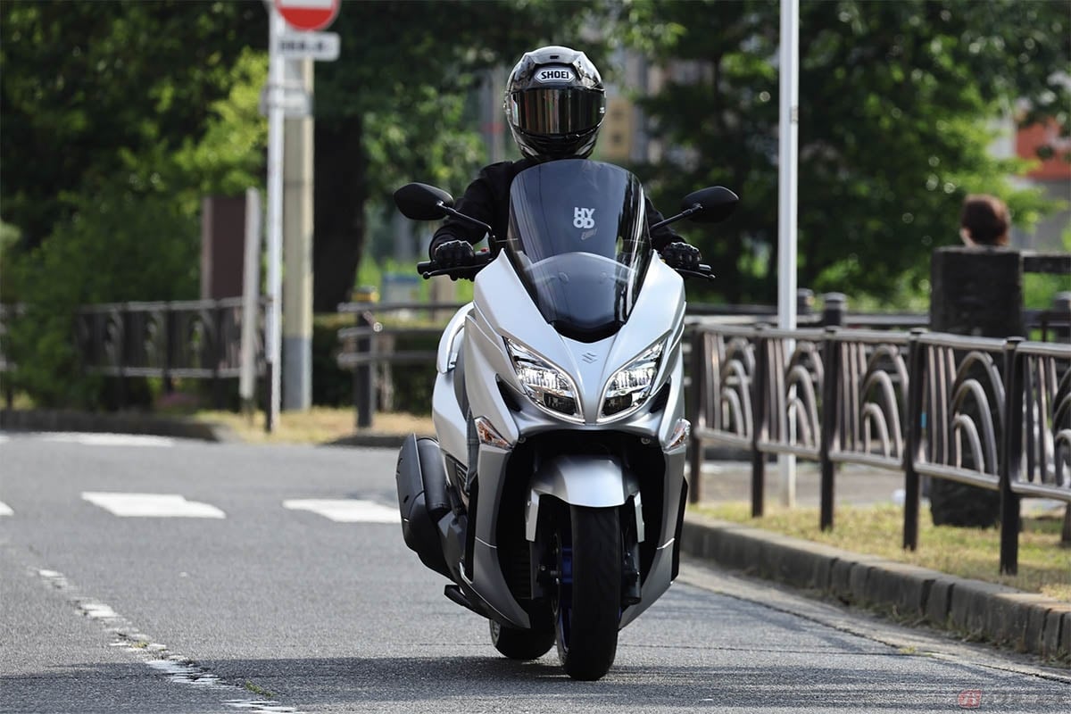 スズキ「バーグマン400 ABS」の走りを楽しむレーシングライダーの石塚健選手