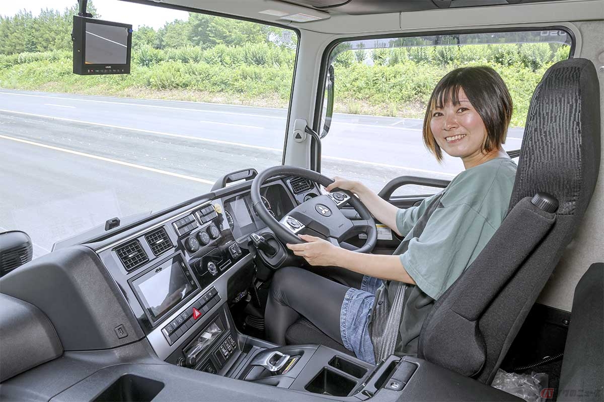 三菱ふそう「スーパーグレート」の走りを楽しむ筆者(先川知香)
