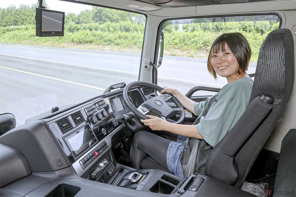 三菱ふそう「スーパーグレート」の走りを楽しむ筆者(先川知香)