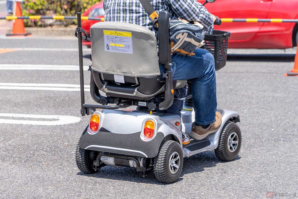 シニアカーは電動カートとも呼ばれ、スピードは大人の早歩き程度の6km／hまでしか出せない仕組みとなっている
