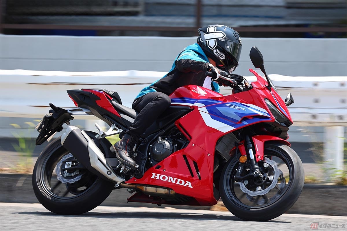 ホンダ「CBR400R」の走りを楽しむ石塚健選手