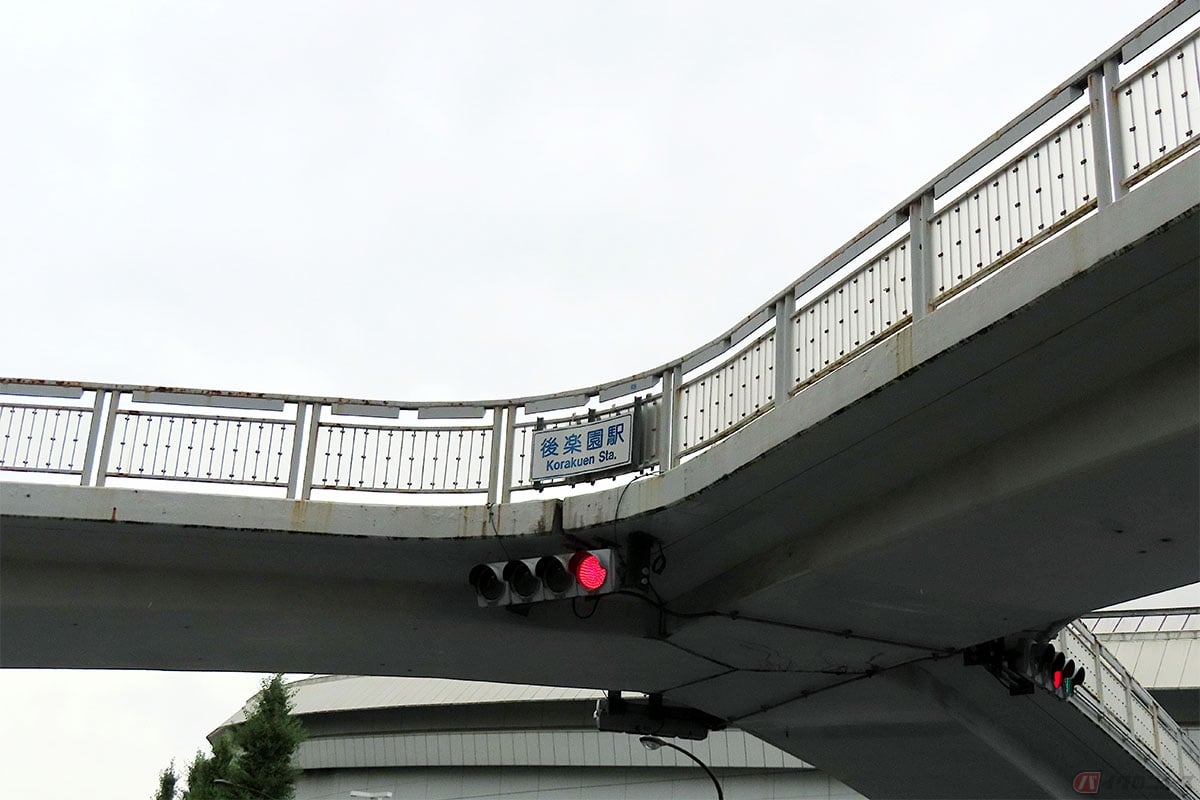 右折や左折をするために交差点内に進入してから信号が赤になっても、青信号で進行してくるクルマの邪魔にならないように配慮して、すみやかに交差点から出なければならない