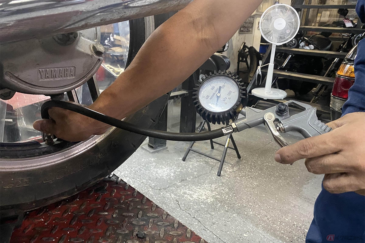 公道で使用するタイヤのほとんどで指定されている空気圧は、タイヤが冷えている時のもの