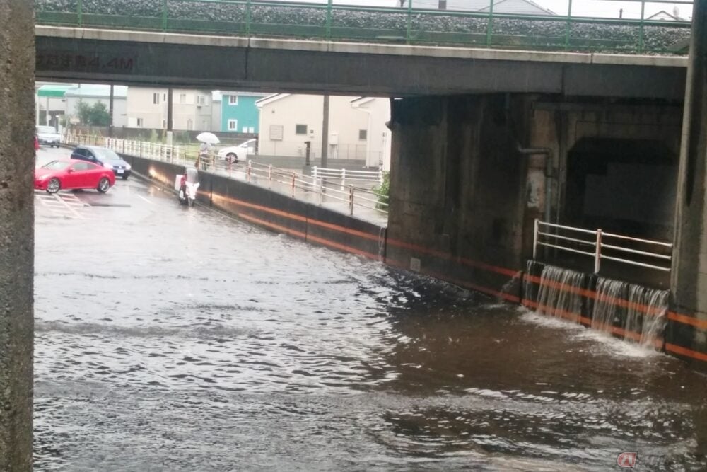 大雨を原因としたトラブルの中で、特に注意をしたいのが「アンダーパス」の冠水