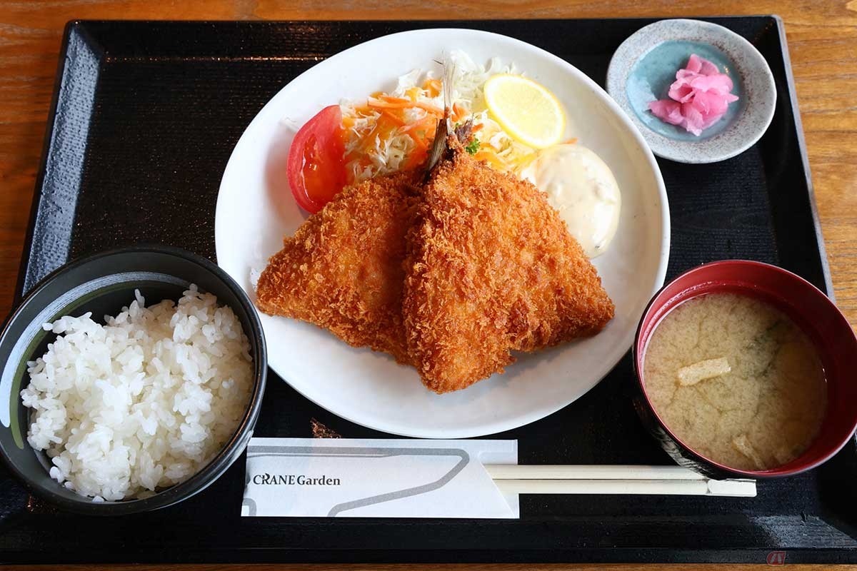 「CRANE Garden(クレインガーデン)」の「ビッグアジフライ定食」。名前の通りアジフライは大きめ