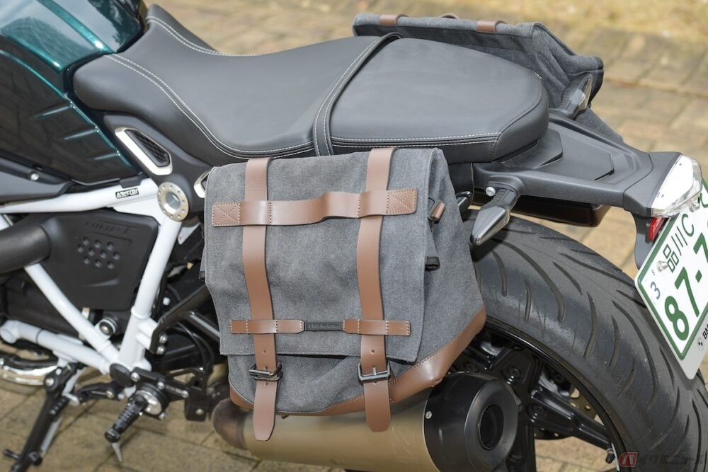 バイク用に設計されたバッグを使用することである程度荷物を積むことができるようになる