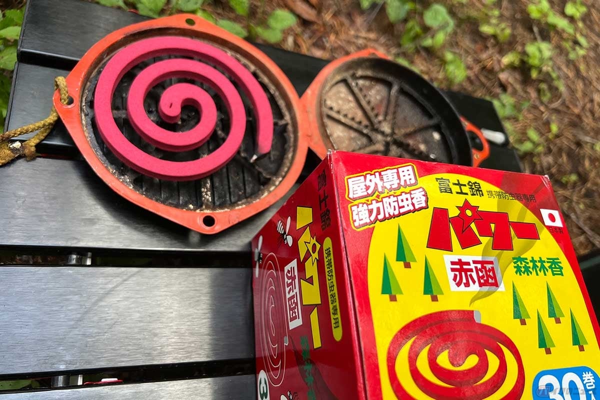 燃焼時間が長く防虫効果も強い「パワー森林香」。専用ケースがあれば身に着けて携帯することや、テントに装着しておくのにも便利