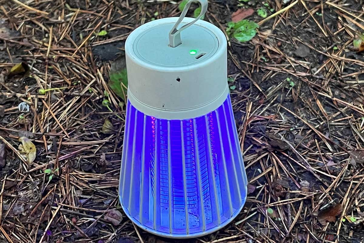 LEDタイプの殺虫灯は多くの商品が出回っている。夜の灯りに寄ってくる羽虫を捉えてくれる