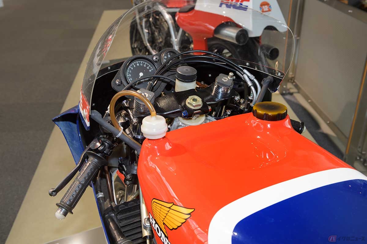 当時スペンサー選手が見ていた「NS500」のアナログメーター。3気筒のキャブレターに繋がる3本のスロットルケーブルも見える