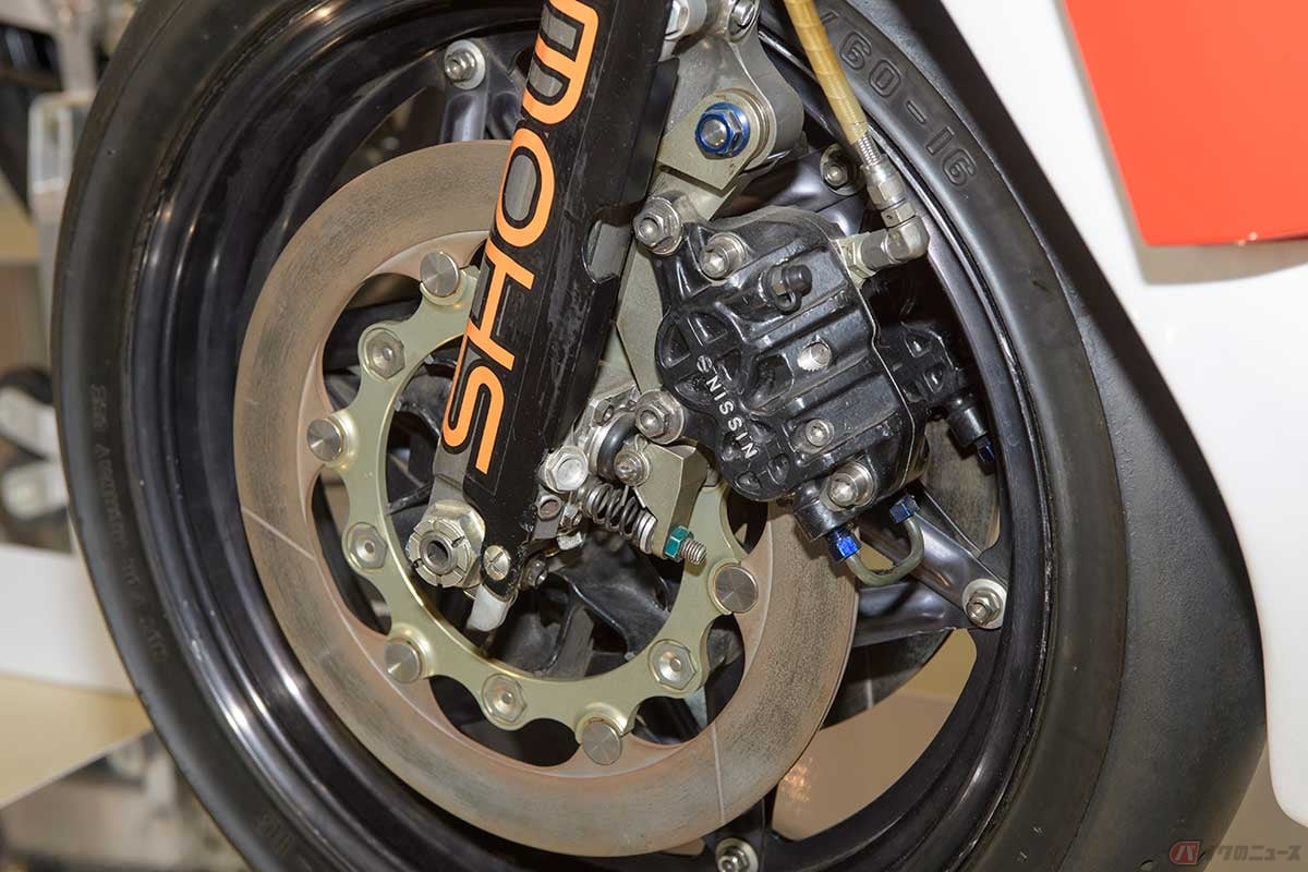 ブレーキはNISSIN製異形4ポッドキャリパー。アンチノーズダイブ効果があるTRACを装備している
