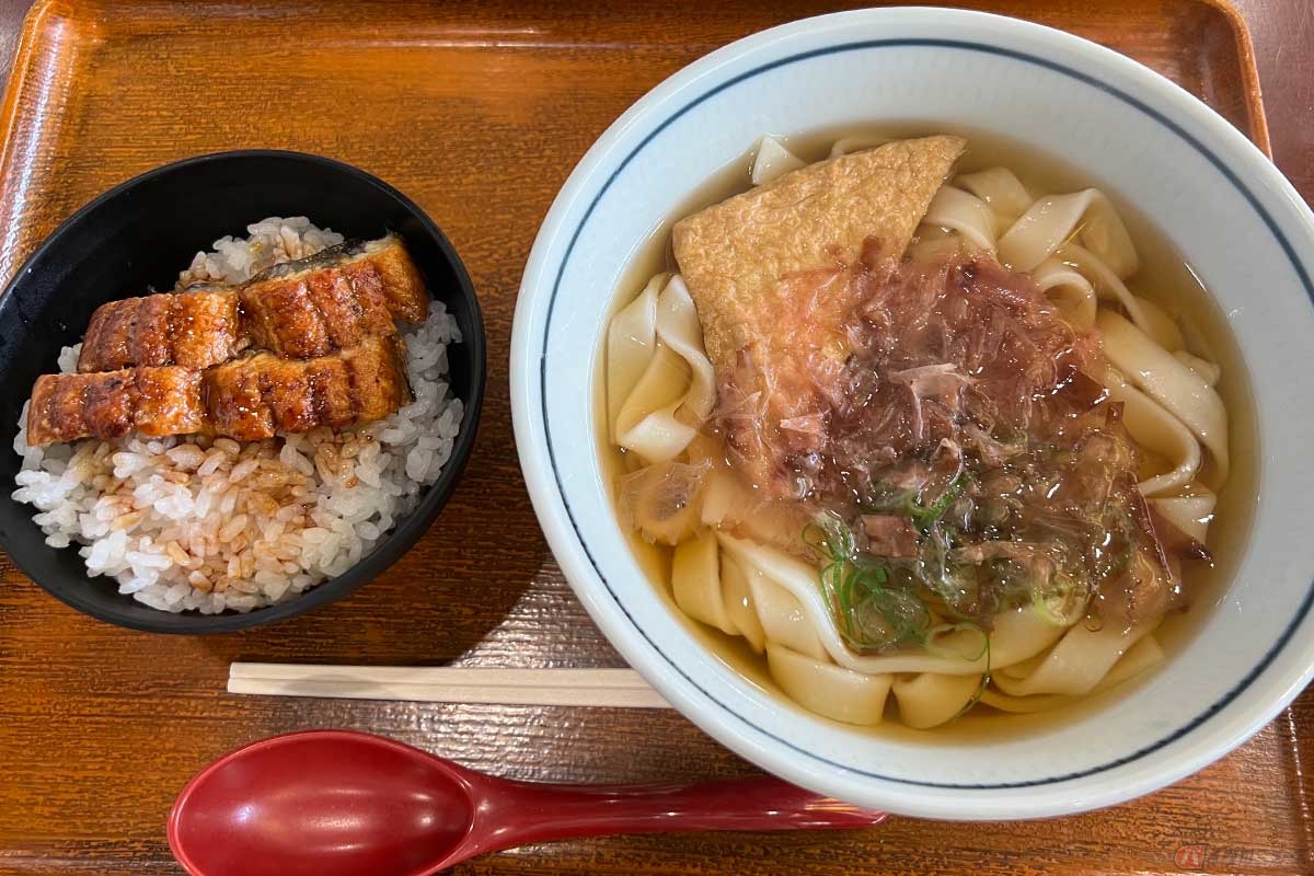東名高速「豊田上郷SA」(上り)の「きしめん平川」で見つけた「うな丼定食」(1400円)は、味濃いめのうな丼と、薄味めのきしめんでバランスのとれた丼定食だった