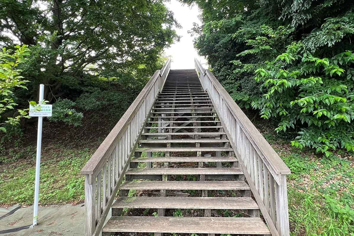 公園入り口には階段が設けられている。この高さ、城攻略目線でとらえれば、堀や土塁の痕跡でもある。そんな風に考えながら登ると少し楽しい
